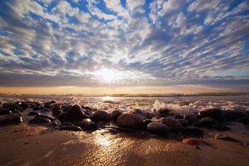 Foto auf Acrylglas Meer / Ozean Romantischer Sonnenuntergang über dem Meer