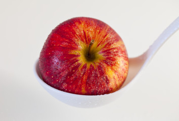 Apfel liegt in Kelle