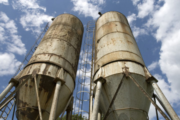 Vieux silos rouillés