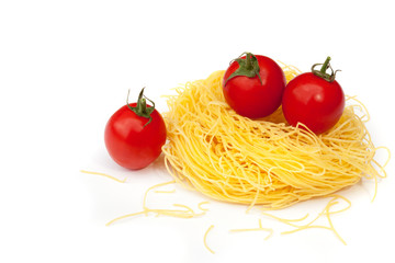 nido di pasta con pomodorini