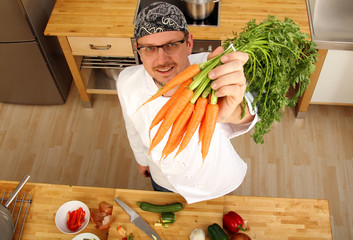Koch mit Karotten