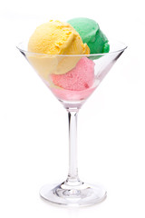 Rotes, gelbes und grünes Eis im Martiniglas