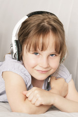 Kind hört Musik zuhause