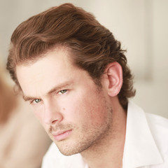 Obraz premium Mann in einer Beziehung