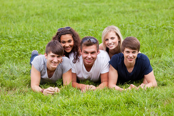 Fototapeta premium pięciu przyjaciół leży na trawie