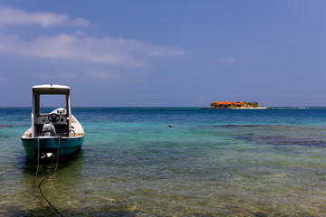 Obraz na płótnie Canvas Boat i Wyspa