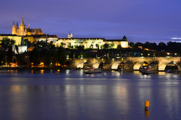 Fototapeta na wymiar Le Pont Charles de nuit à Prague