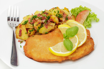 Schweineschnitzel Wiener Art mit Bratkartoffeln