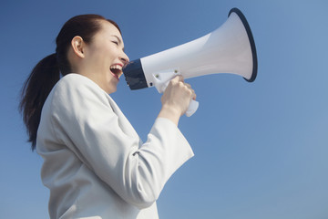 拡声器を持って叫ぶOL