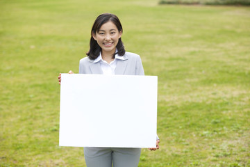 メッセージボードを持つOL