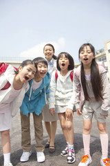Fototapeta premium 笑顔の小学生4人と女性教師