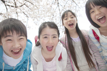 笑顔の小学生4人