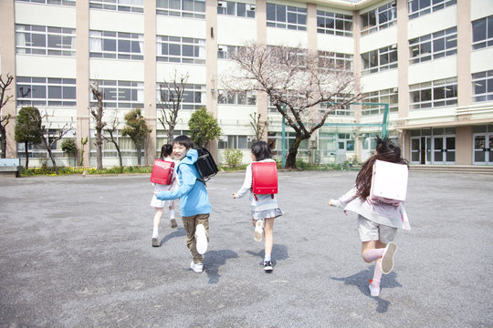 登校する小学生4人