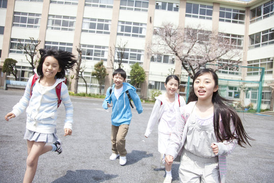 下校する小学生4人