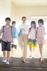 Obraz premium 階段を下りる小学生