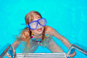 Fototapeta premium Girl in swim goggles