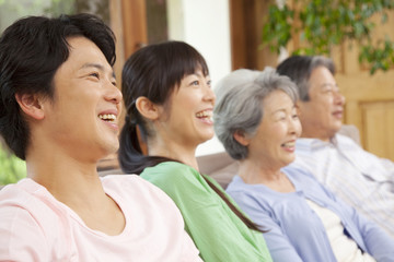微笑むシニア夫婦と息子夫婦