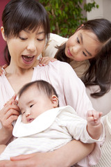 ソファに座る母親と子供達