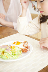 Obraz na płótnie Canvas 朝食を食べる女の子