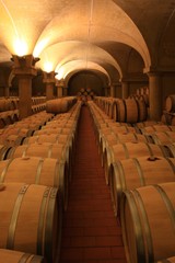 Weinkeller Barrique Rotwein Holzfässer Piemont, Italien - 33930157