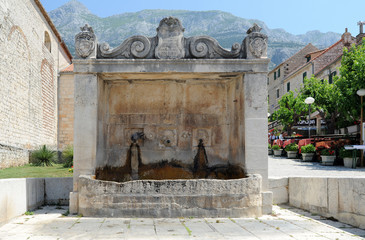 Obraz premium Makarska en Croatie - Fontaine vénitienne