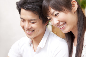 笑っているカップル