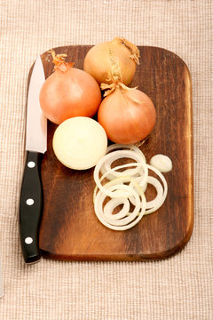 3 Zwiebeln auf Brett