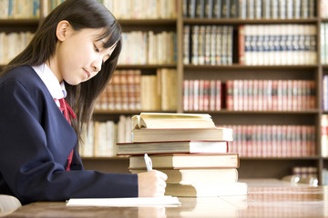 図書室で勉強する女子中学生