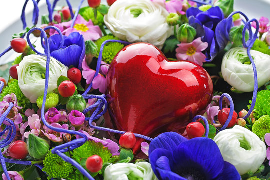 Blumenbouquet mit rotem Herz