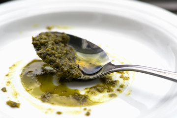 Löffel mit Pesto