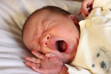Neugeborenes Baby gähnt