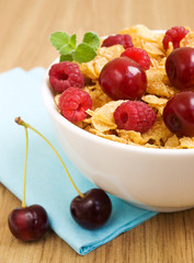 Corn flakes with berries