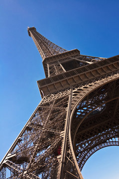 La Tour Eiffel en contre plongée - Paris