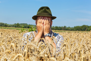 nachdenklicher Landwirt in einem Getreidefeld
