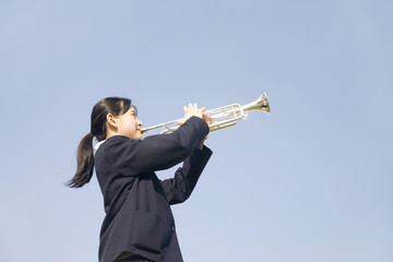 トランペットを吹く女子中学生 © paylessimages