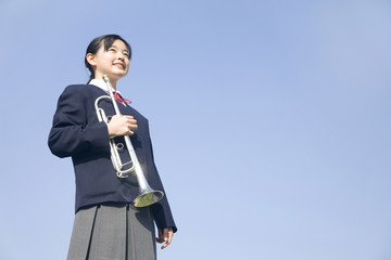 トランペットを持った女子中学生