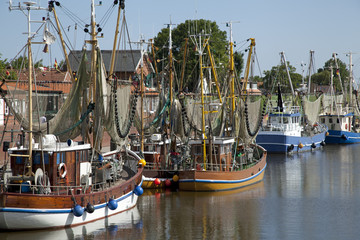 Krabbenkutter im Hafen von Greetsiel, Niedersachsen, Deutschland
