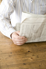 Naklejka premium 新聞を読むシニア男性の手元