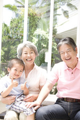 孫を抱く祖母