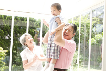 孫を抱える祖父