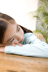 机に伏せる女の子