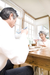 Obraz premium 朝食を食べる老夫婦