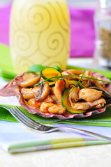 Hühnerfleisch süß-sauer mit Zucchini und Champignons