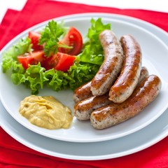 Nürnberger Bratwurst mit Senf und Salat