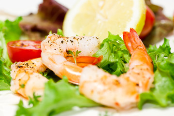 Garnelen auf Salat