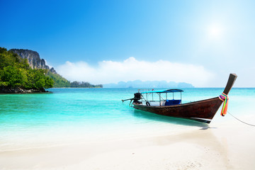 Obraz na płótnie Canvas długich łodzi i Poda wyspa w Tajlandii