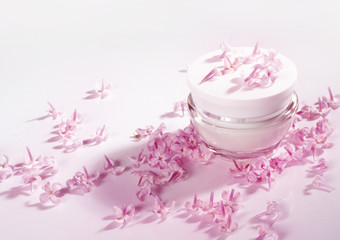 Obraz na płótnie Canvas Cream and petals of pink flowers