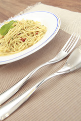 テーブルに置かれたパスタ