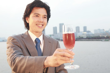 テラスでお酒を飲む男性