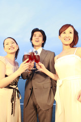 テラスで乾杯している男女